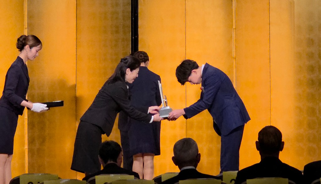 表彰式 — トロフィー授与